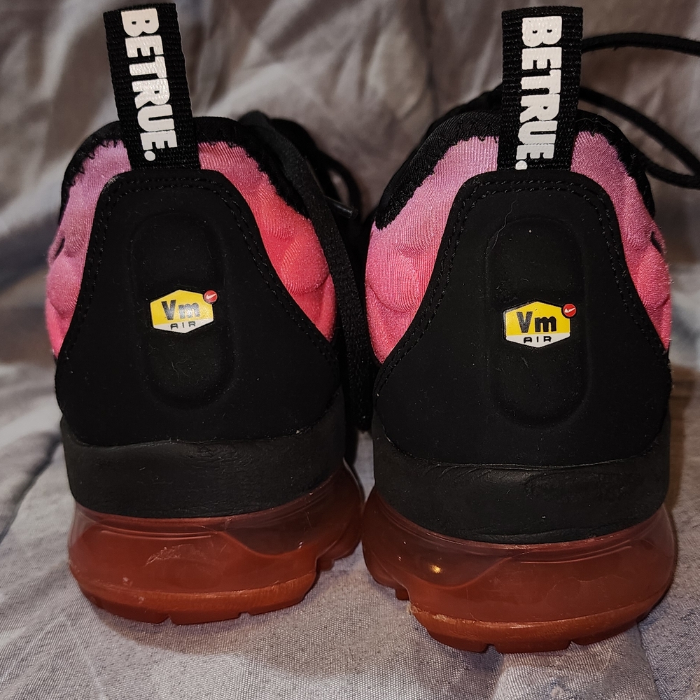 Nike BeTrue Black and Pink Athletic Shoes